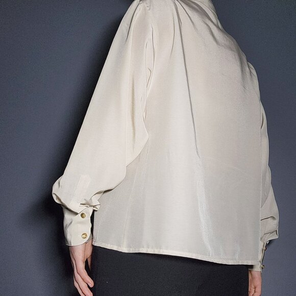 Vintage 70s pirate cream button-up shirt with pointy collar and gold buttons - Picture 9 of 16